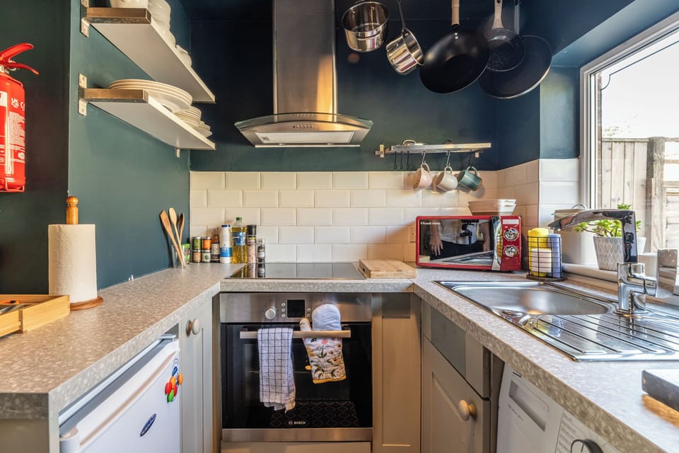 House, City View | Private kitchen | Electric kettle, toaster