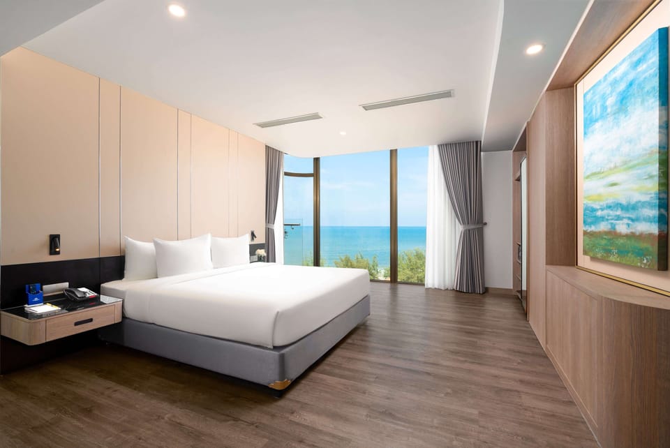 Executive Double Room, Ocean View | Hypo-allergenic bedding, minibar, in-room safe, desk