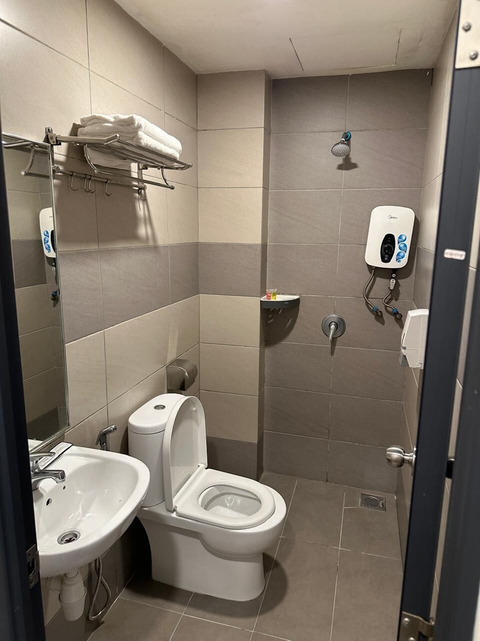 Basic Single Room | Bathroom | Shower, hair dryer, towels, soap