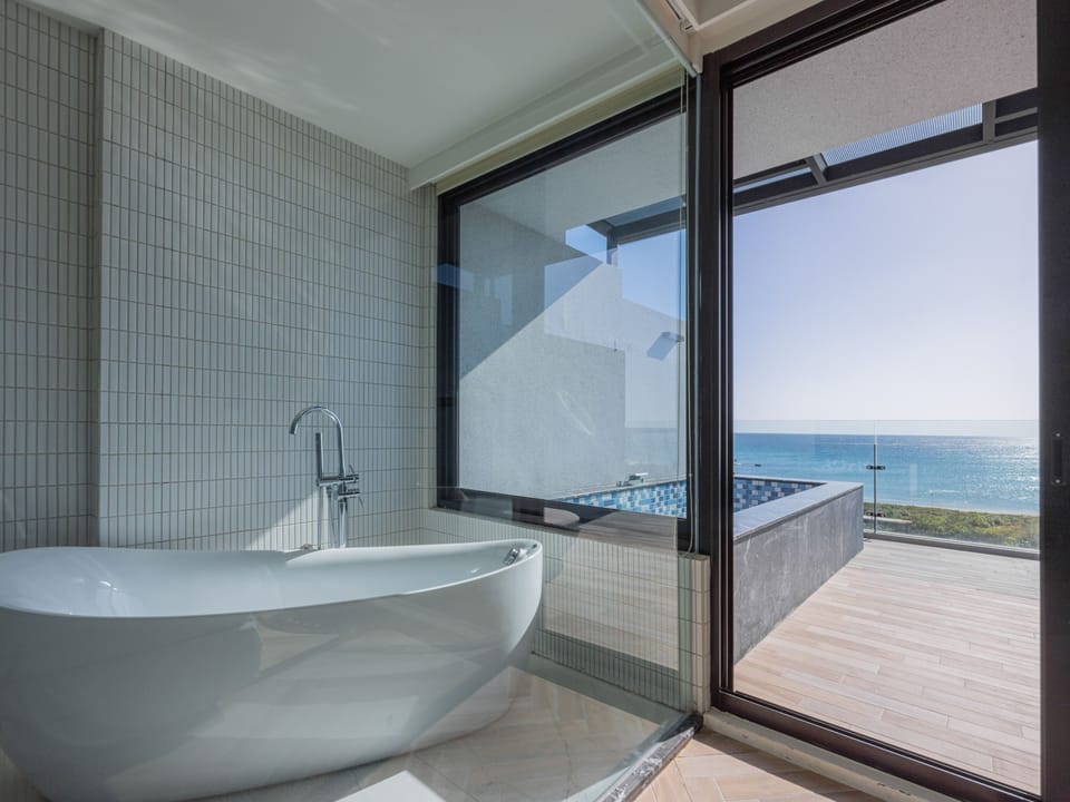 Deluxe Double Room, 1 King Bed, Bathtub, Sea View | Bathroom | Free toiletries, hair dryer, slippers, towels