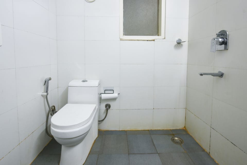 Deluxe Room | Bathroom | Shower, rainfall showerhead, free toiletries, towels
