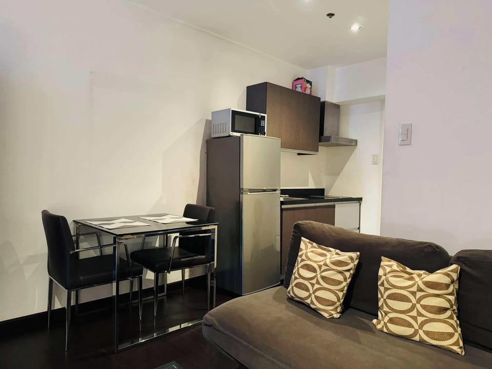 Standard Studio Suite, City View | Living area