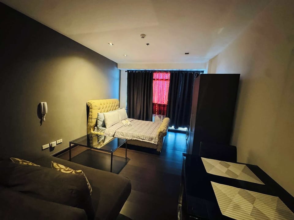 Standard Studio Suite, City View | Living area