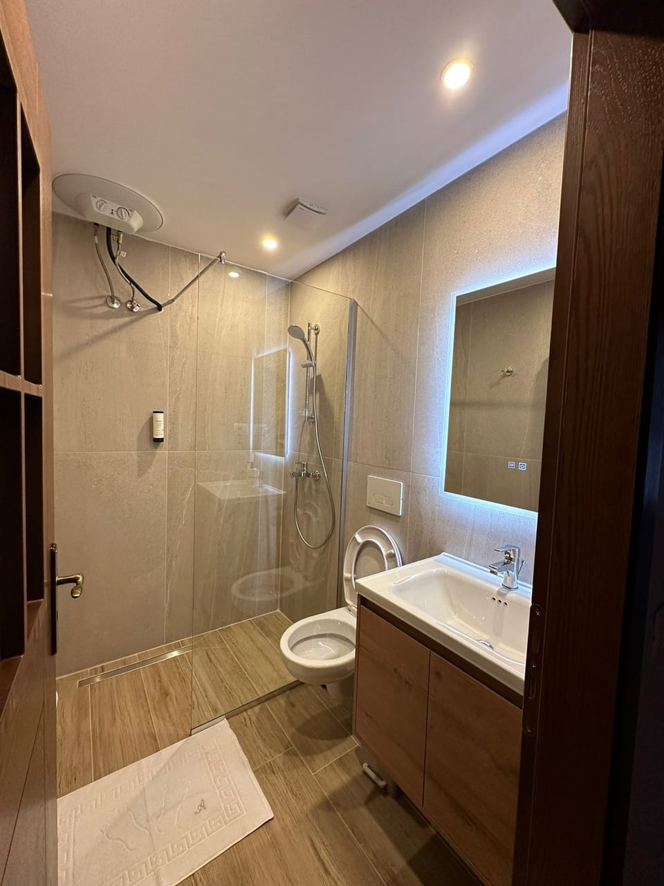 Comfort Double or Twin Room, 2 Twin Beds, Private Bathroom, City View | Bathroom | Shower, towels, soap, shampoo