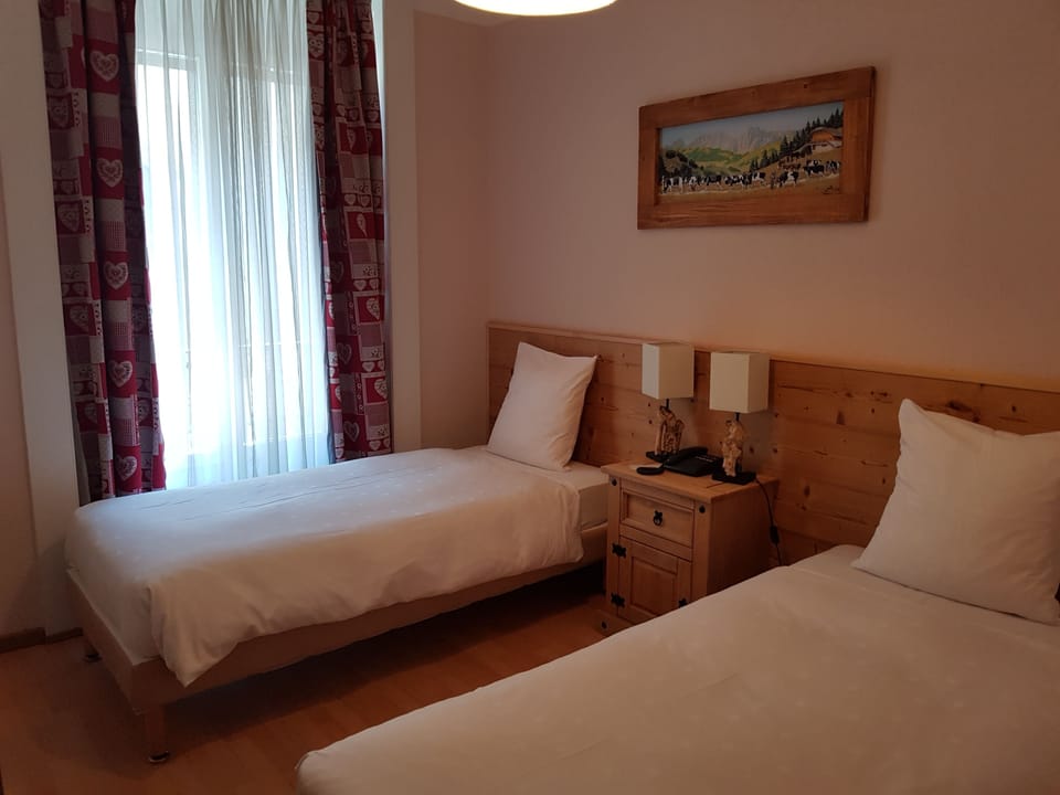 Twin Room | In-room safe, desk, soundproofing, iron/ironing board