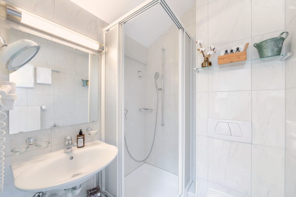 Gallery Single Room | Bathroom | Combined shower/tub, hair dryer, bathrobes, slippers