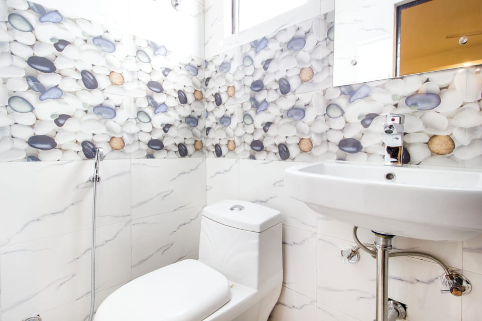 Luxury Double Room, City View | Bathroom | Shower, free toiletries, hair dryer, towels