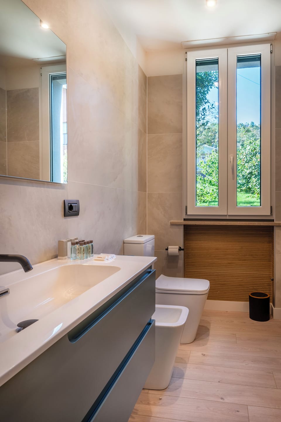 Deluxe Suite, Balcony, Garden View | Bathroom | Shower, rainfall showerhead, free toiletries, hair dryer