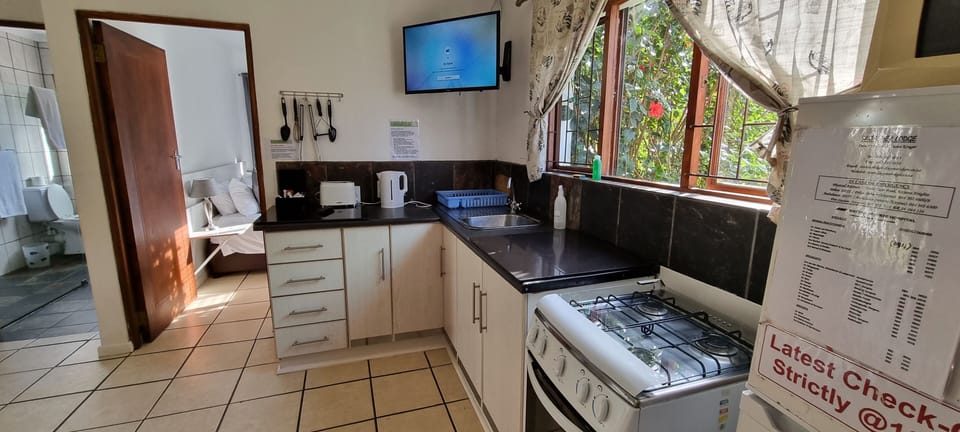 Cottage (1) | Private kitchen | Full-size fridge, microwave, stovetop, coffee/tea maker