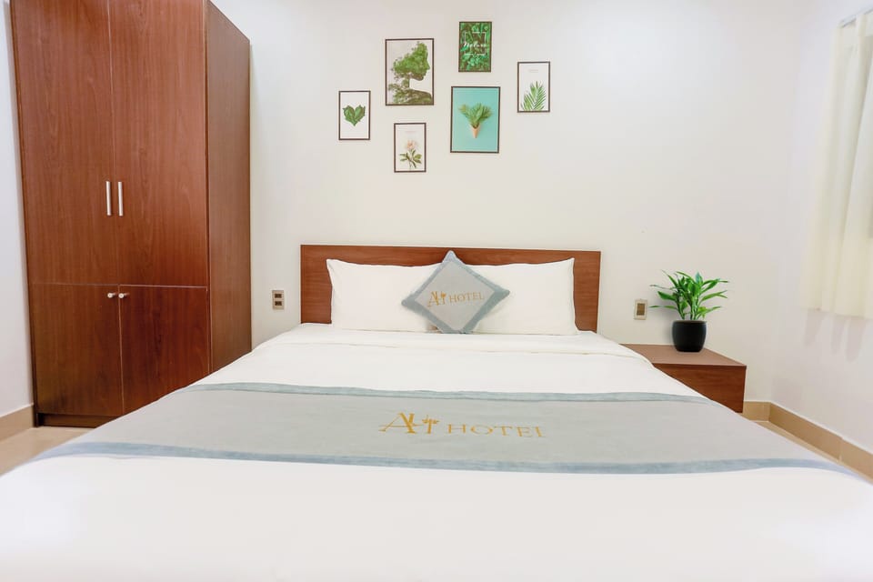 Standard Double Room | Desk, laptop workspace, blackout drapes, soundproofing