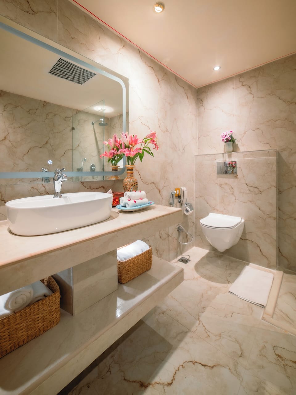 Royal Cottage | Bathroom | Separate tub and shower, free toiletries, hair dryer, slippers