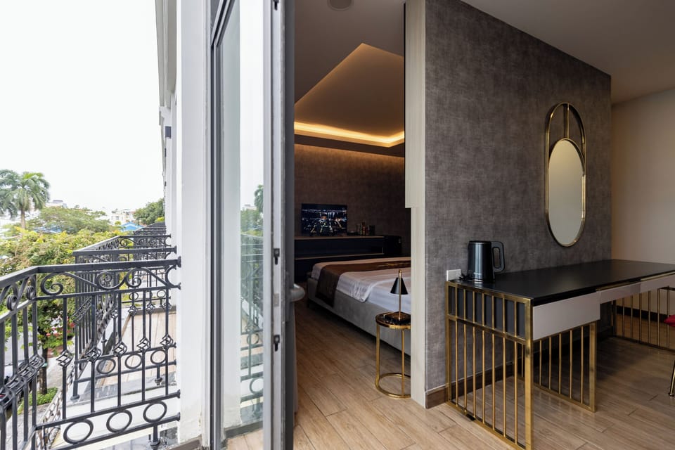 Design Studio | Premium bedding, down comforters, minibar, individually decorated