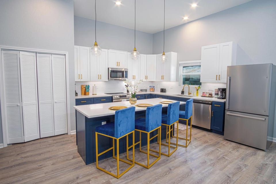 House (4 Bedrooms) | Private kitchen | Microwave, oven, stovetop, coffee/tea maker