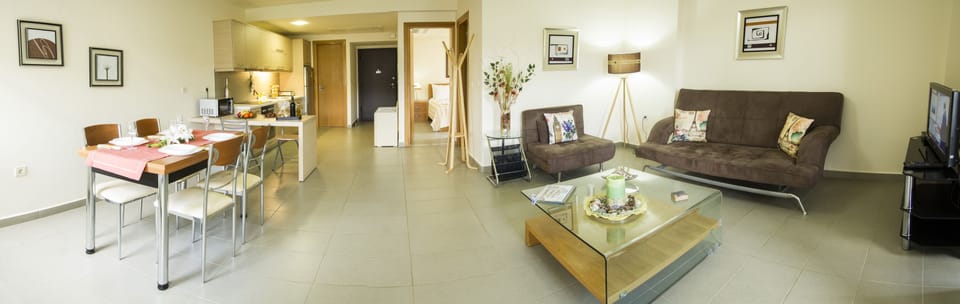 Apartment (Elegante Lucindo) | Living area | Flat-screen TV