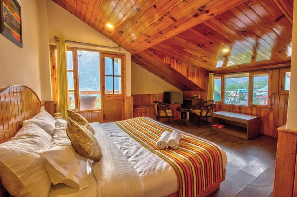 Luxury Room | Premium bedding, pillowtop beds, desk, laptop workspace
