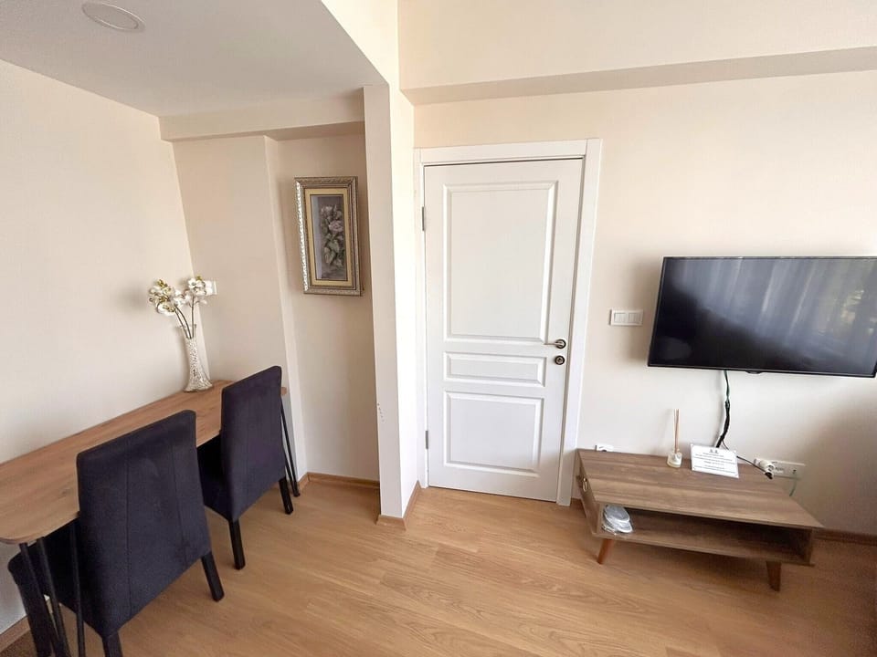 Family Suite, 2 Bedrooms | Living area | 40-inch Smart TV with satellite channels, Netflix, Hulu