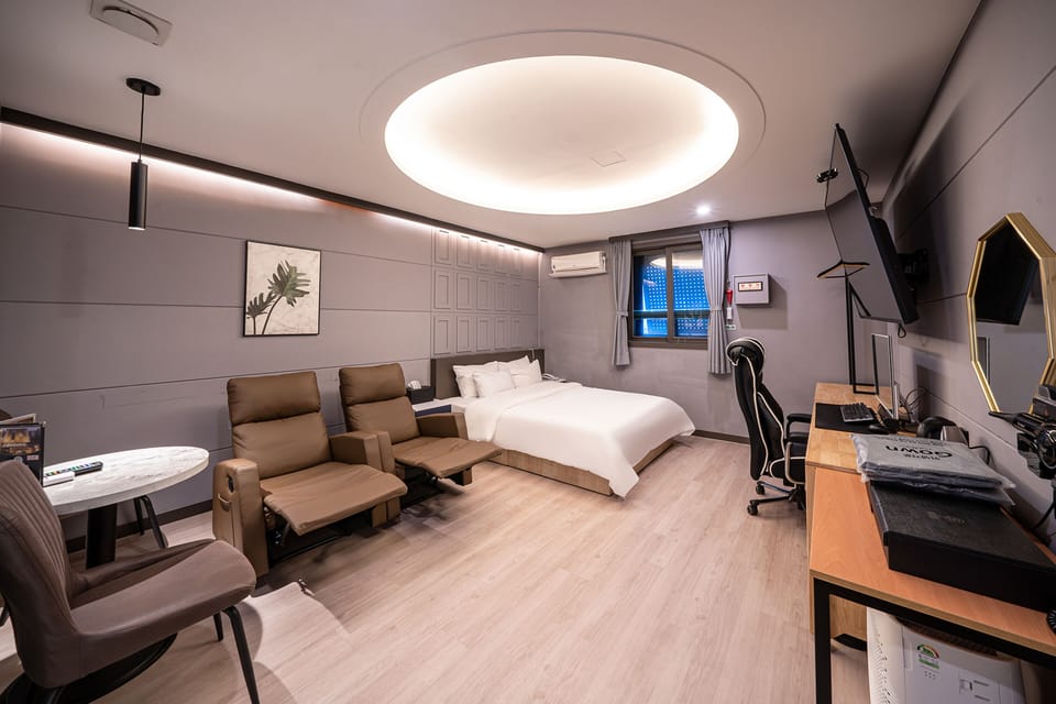 Royal Studio Suite, City View | Desk, laptop workspace, soundproofing, free WiFi