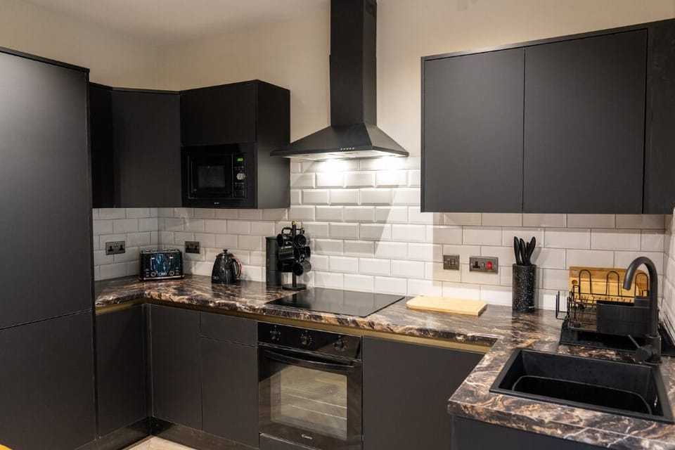 Full-size fridge, microwave, oven, stovetop