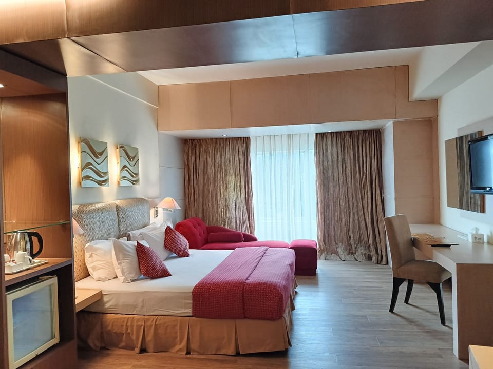 Executive Suite | Desk, laptop workspace, blackout drapes, free WiFi