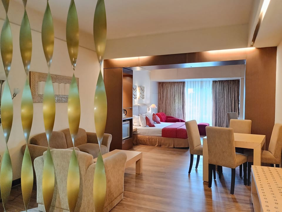 Executive Suite | Desk, laptop workspace, blackout drapes, free WiFi