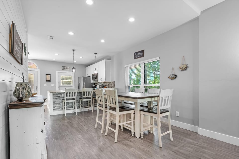House, Multiple Beds (Purple Paradise) | Dining
