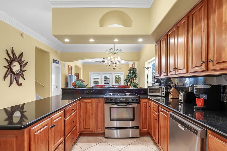 House, Multiple Beds (Red Retreat) | Private kitchen | Oven