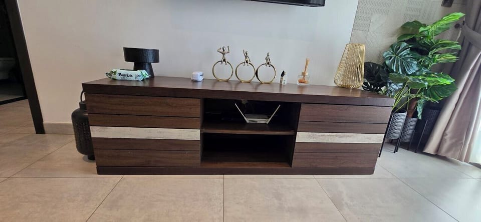 Deluxe Apartment | Living area | Flat-screen TV