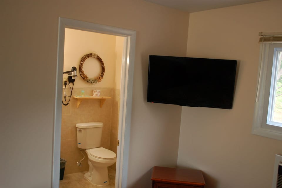 Superior Room, 2 Queen Beds, Non Smoking, Mountain View | Bathroom | Free toiletries, hair dryer, towels