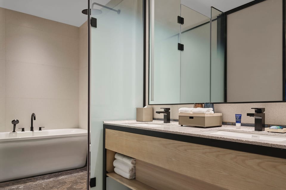 Executive Suite, 1 King Bed, City View | Bathroom | Hair dryer
