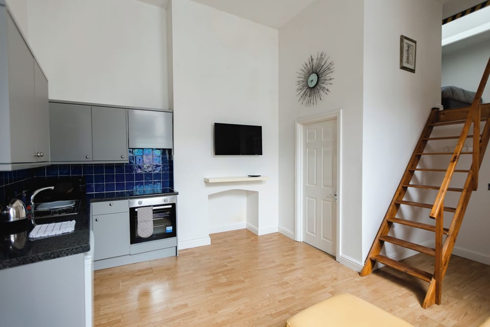 City Studio, 1 Double Bed, Non Smoking, Kitchen | Private kitchen | Fridge, microwave, oven, stovetop
