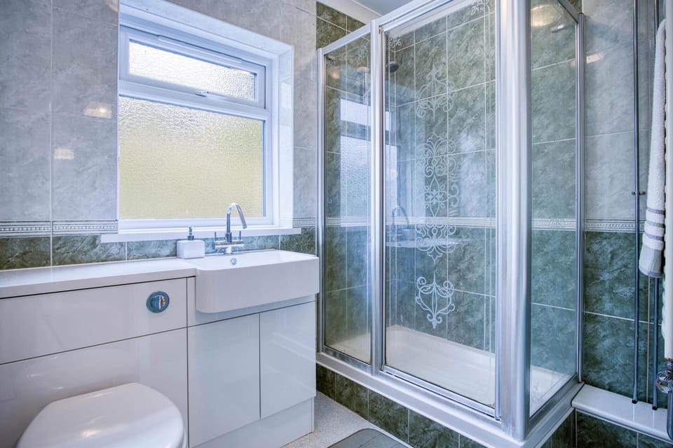 Longview - 4 Bedroom Holiday Home - Pembroke Dock Cottage in Wales