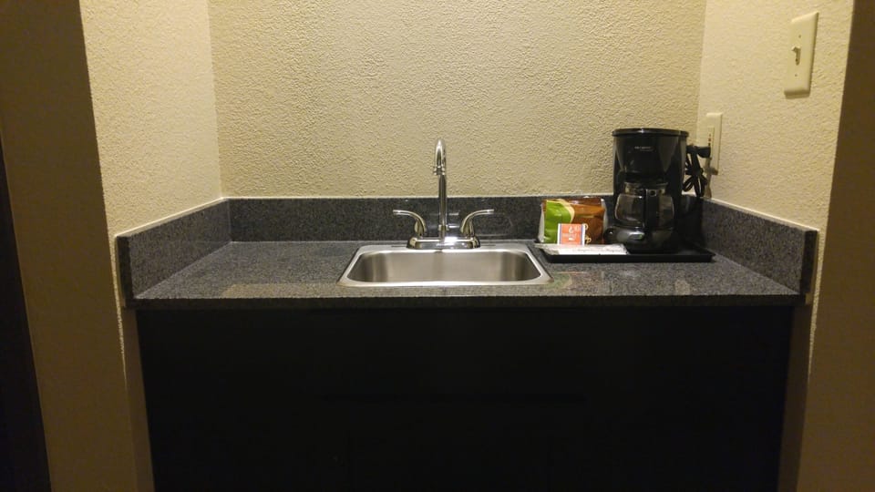 Deluxe Studio Suite, 1 King Bed, Non Smoking | Room amenity