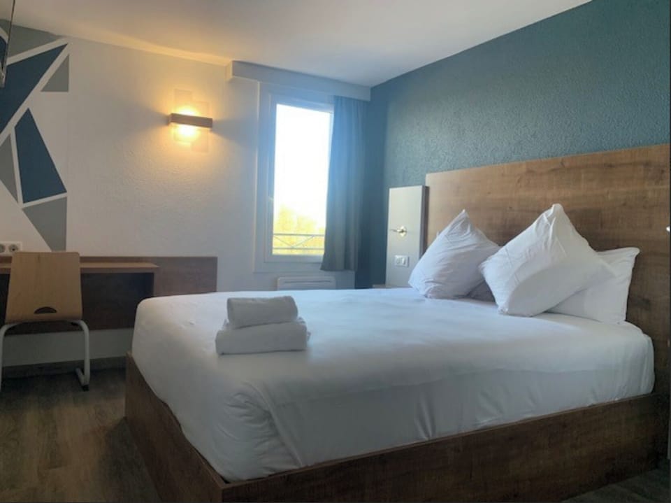 Triple Room | Desk, laptop workspace, free WiFi, bed sheets