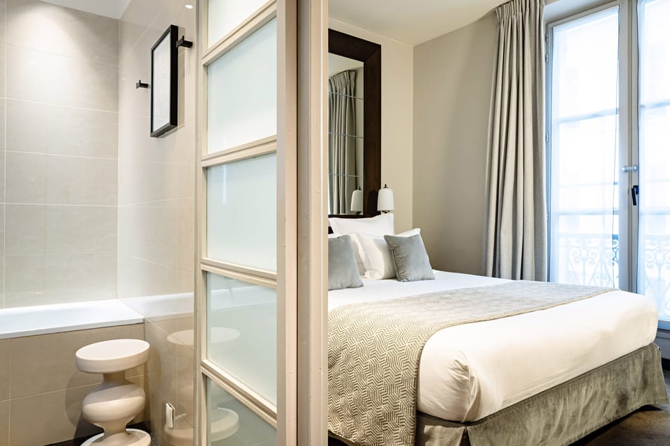 Standard Room, 1 King Bed | Premium bedding, minibar, in-room safe, desk
