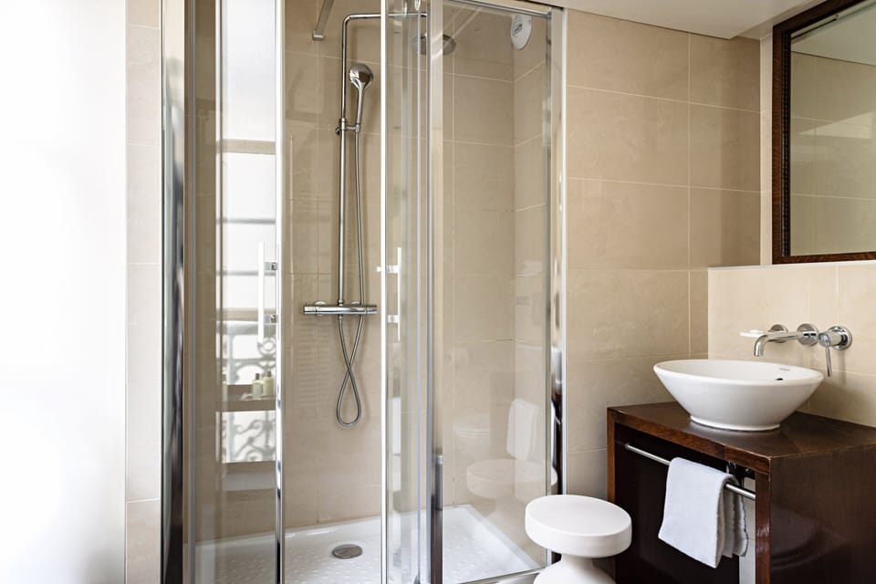 Rainfall showerhead, free toiletries, hair dryer, towels