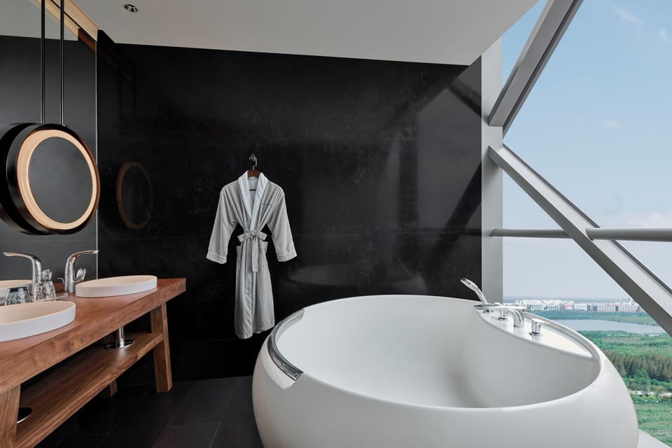 Suite (Ski) | Bathroom | Separate tub and shower, rainfall showerhead, free toiletries