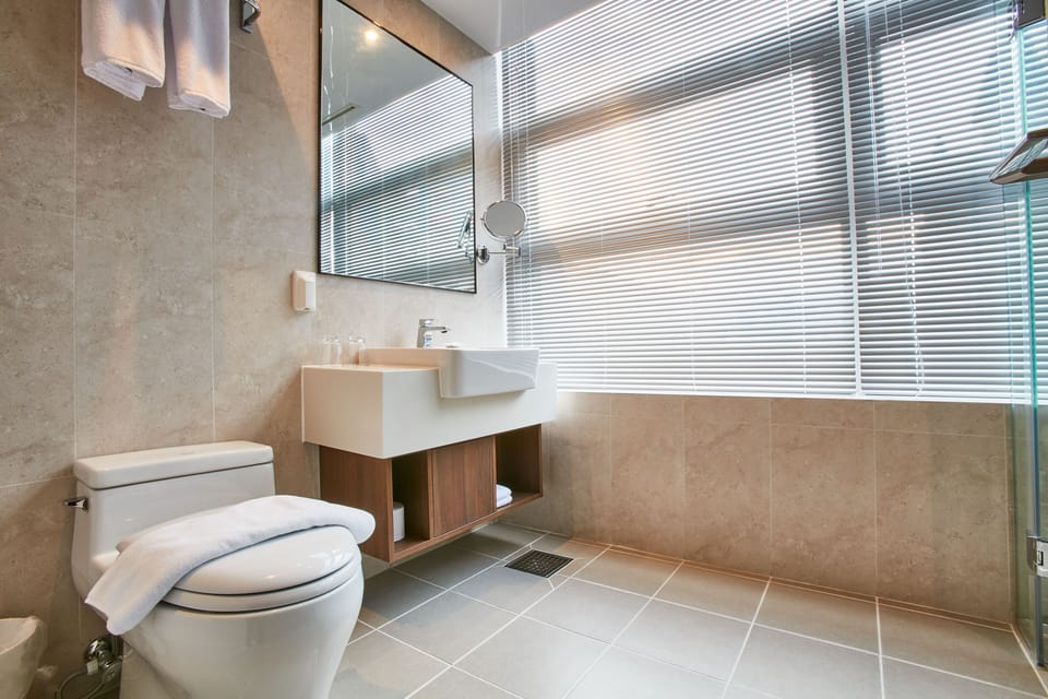 Deluxe Corner Double, 2 pax Breakfast included | Bathroom | Shower, rainfall showerhead, free toiletries, hair dryer