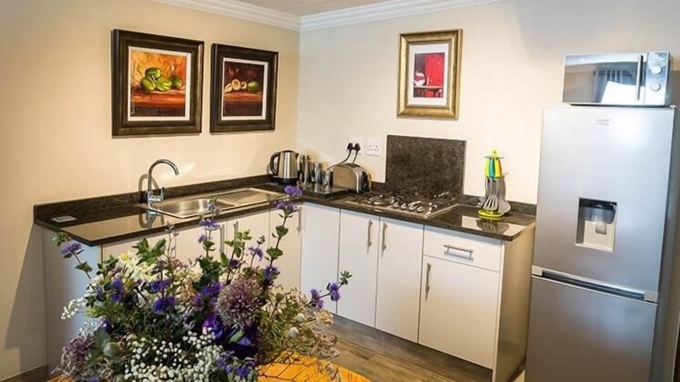 Luxury Cottage, Garden View | Private kitchen | Electric kettle