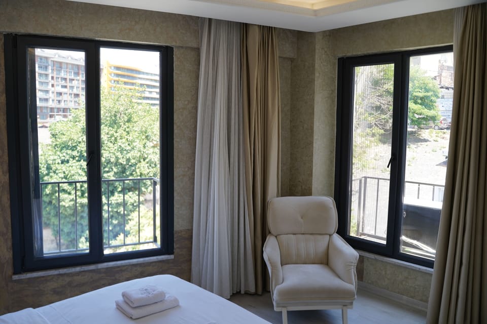Deluxe Double Room | Hypo-allergenic bedding, minibar, laptop workspace, free WiFi