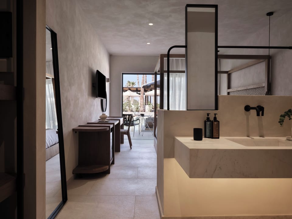 Luxe Swim Up Room | Desk, soundproofing, iron/ironing board, free WiFi