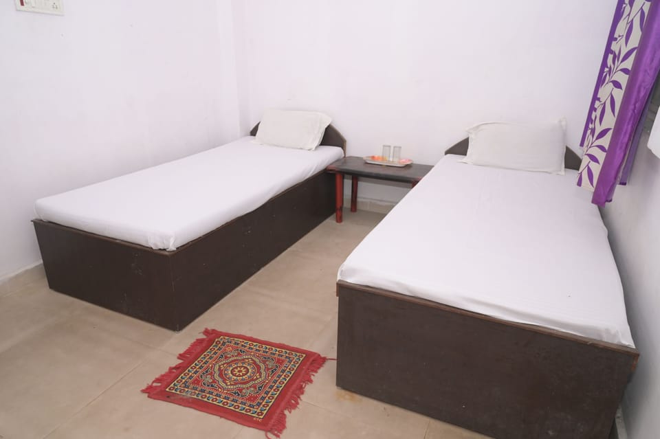 Basic Twin Room | Laptop workspace, WiFi (free)