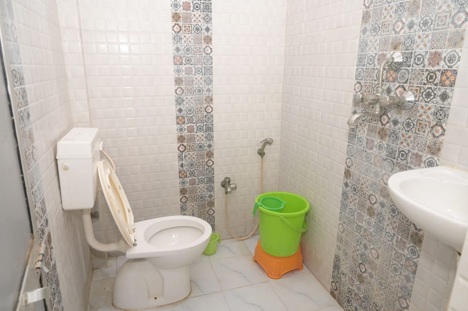 Basic Twin Room | Bathroom | Slippers