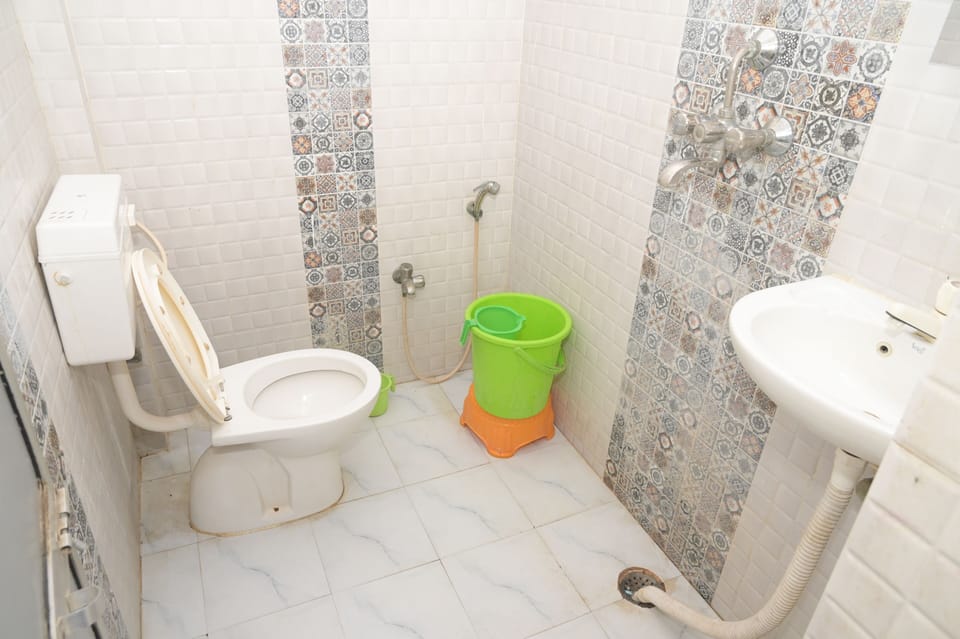 Basic Twin Room | Bathroom | Slippers
