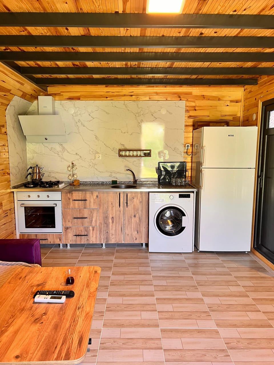 Deluxe Suite, Garden View | Private kitchen