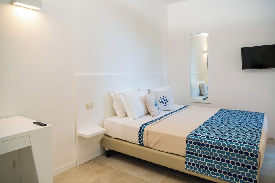 Comfort Room, Patio, Courtyard View | In-room safe, iron/ironing board, WiFi (free)