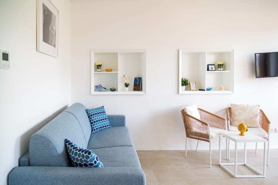 Comfort Room, Patio, Courtyard View | Living area