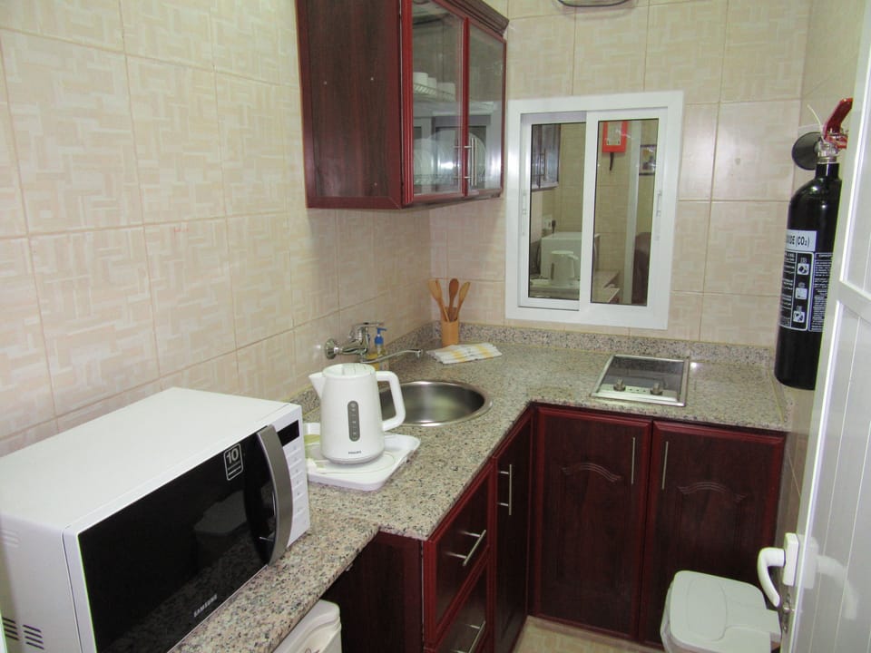 Deluxe Studio Suite, City View | Private kitchen | Fridge, microwave, electric kettle, paper towels