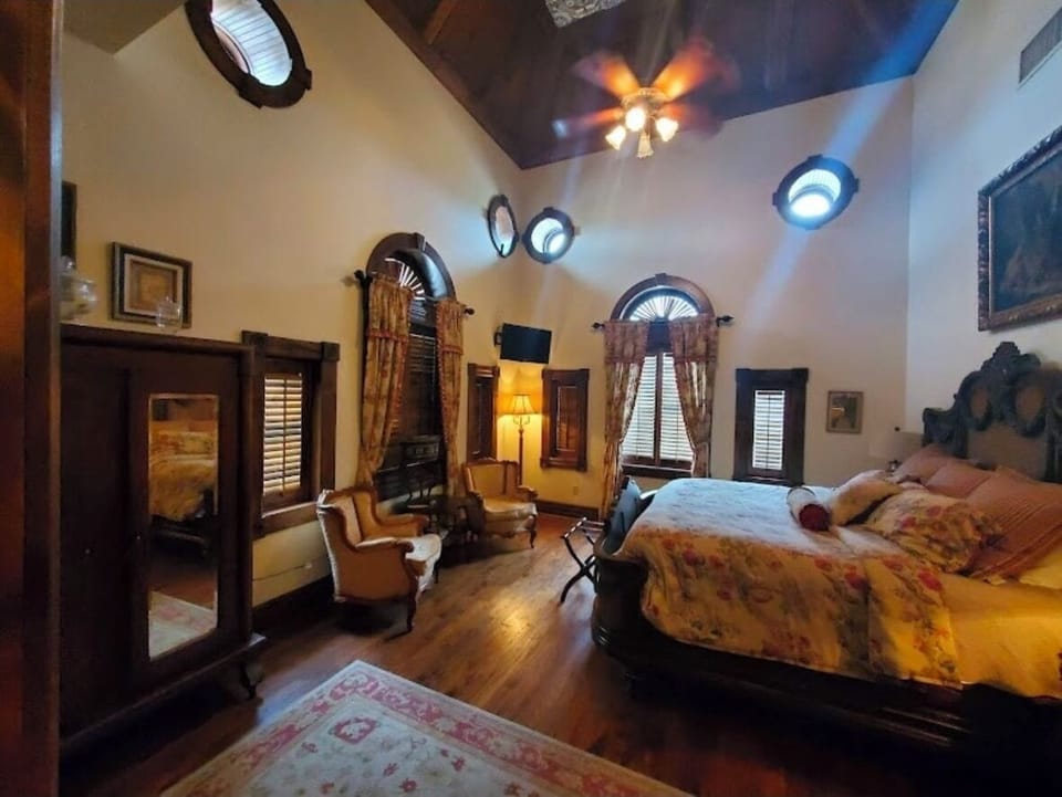 Located Upstairs (No Elevator) No. 2. The Swan Room | Free WiFi