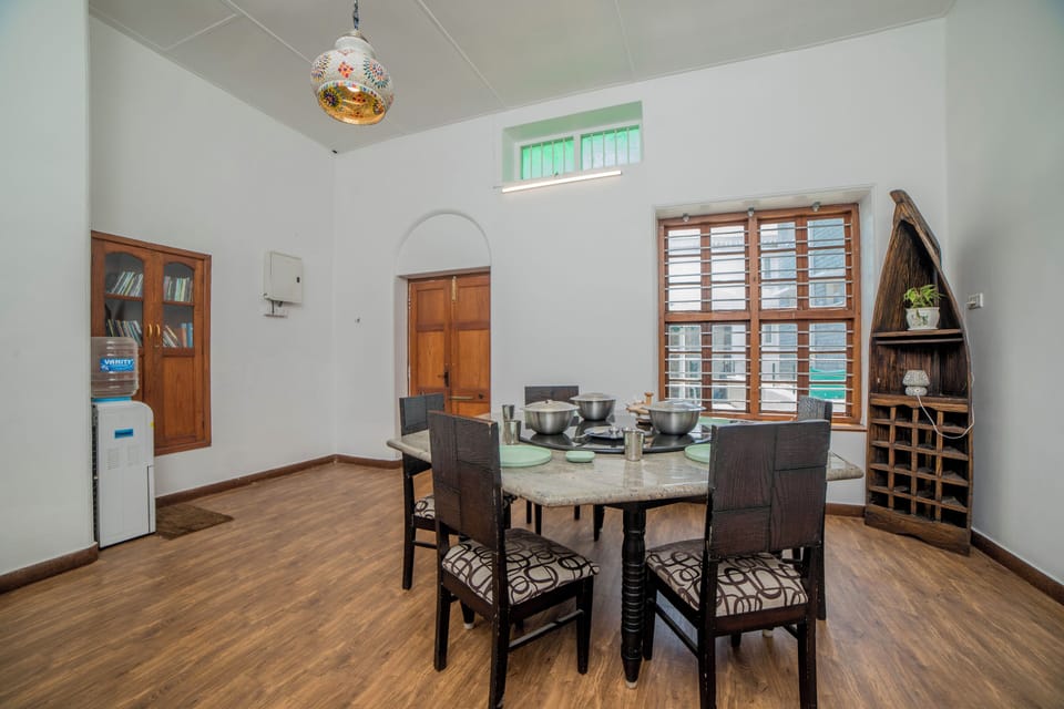 Villa, 6 Bedrooms | In-room dining
