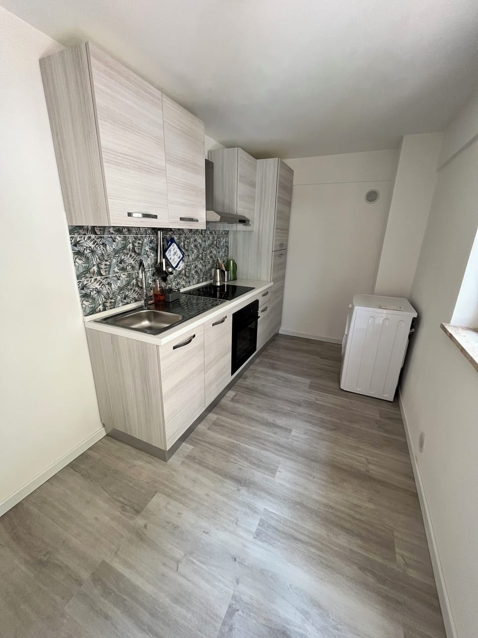 Full-size fridge, microwave, oven, stovetop